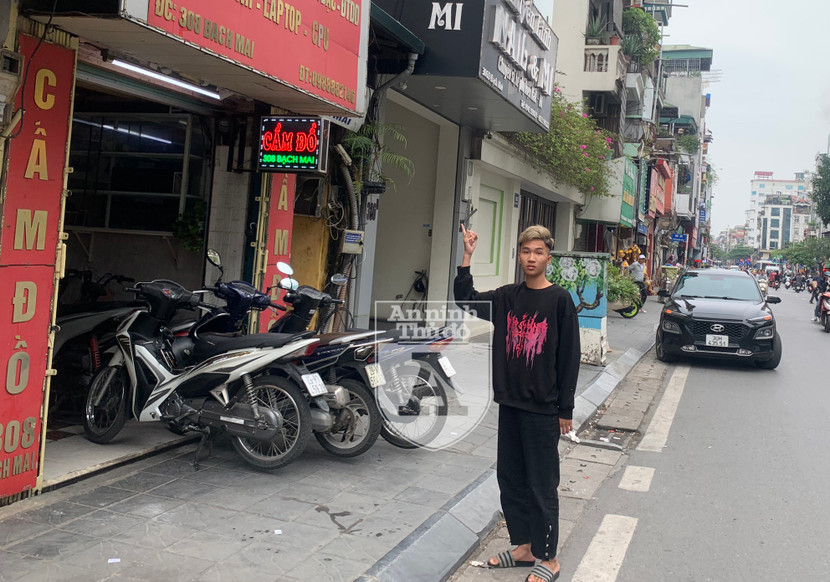 Sau khi lấy trộm được chiếc xe máy, Ngô Minh Tiến đã mang đi bán tại một cửa hiệu cầm đồ lấy tiền mua điện thoại di động và ăn tiêu Sau khi lấy trộm được chiếc xe máy, Ngô Minh Tiến đã mang đi bán tại một cửa hiệu cầm đồ lấy tiền mua điện thoại di động và ăn tiêu