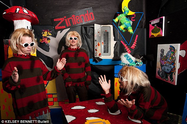 Sao “Ở nhà một mình” mở xưởng vẽ với thuốc lá và rượu ảnh 3