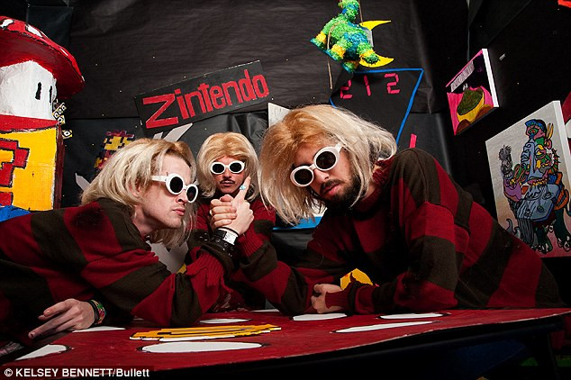 Sao “Ở nhà một mình” mở xưởng vẽ với thuốc lá và rượu ảnh 2