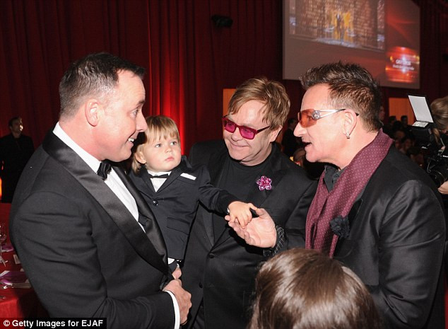 Sir Elton John bị chỉ trích vì “khoe con” ảnh 2