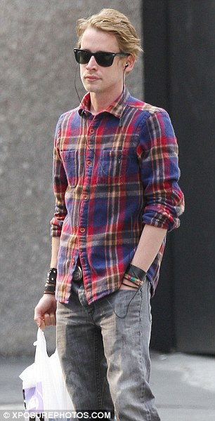 Sao “Ở nhà một mình” mở xưởng vẽ với thuốc lá và rượu ảnh 5