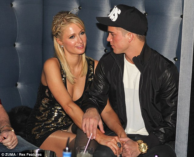 Bạn trai ngồi nhìn Paris Hilton tiệc tùng ảnh 4