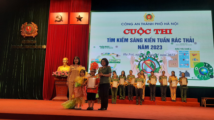 Thiếu tướng Ngô Hoài Thu, Phó Cục trưởng Cục công tác Đảng và công tác chính trị, Trưởng Ban Phụ nữ CAND trao giải Nhất cuộc thi "Tìm kiếm sáng kiến tuần hoàn rác thải" cho Phòng Cảnh sát giao thông