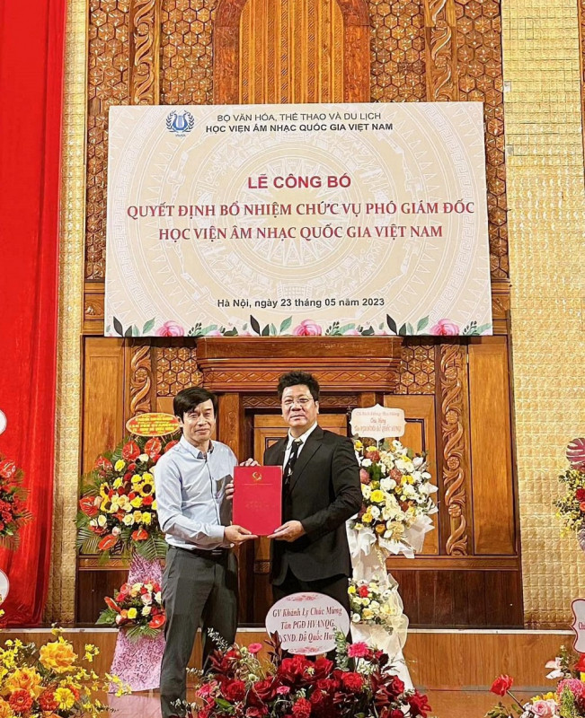 TS, NSND Quốc Hưng (bên phải) nhận Quyết định làm Phó Giám đốc Học viện Âm nhạc Quốc gia Việt Nam. TS, NSND Quốc Hưng (bên phải) nhận Quyết định làm Phó Giám đốc Học viện Âm nhạc Quốc gia Việt Nam.