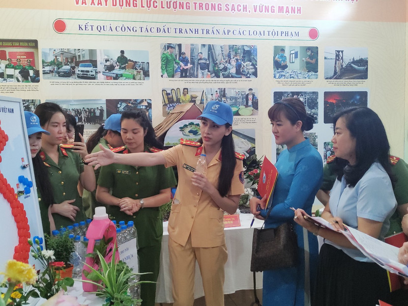 Đội thi thuyết trình về ý tưởng tham dự "Tìm kiếm sáng kiến tuần hoàn rác thải"