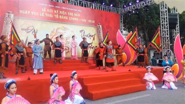 Tái hiện hình ảnh vua Lê đăng quang tại lễ kỷ niệm 590 năm Tái hiện hình ảnh vua Lê đăng quang tại lễ kỷ niệm 590 năm