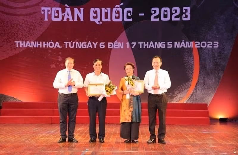 Trao giải Xuất sắc cho người hướng dẫn ca diễn và người dàn dựng trích đoạn có sáng tạo, đạt hiệu quả cao của cuộc thi Tài năng diễn viên chèo toàn quốc 2023.