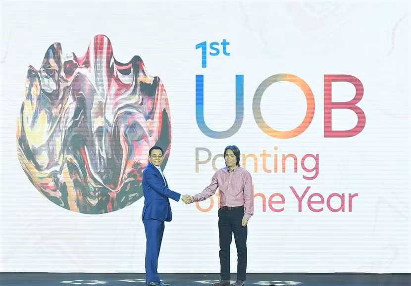 Ông Victor Ngo - Tổng Giám đốc Ngân hàng UOB Việt Nam và ông Ngô Tuấn Phong - Phó Cục trưởng Cục Mỹ thuật, Nhiếp ảnh và Triển lãm tiến hành nghi thức công bố cuộc thi.