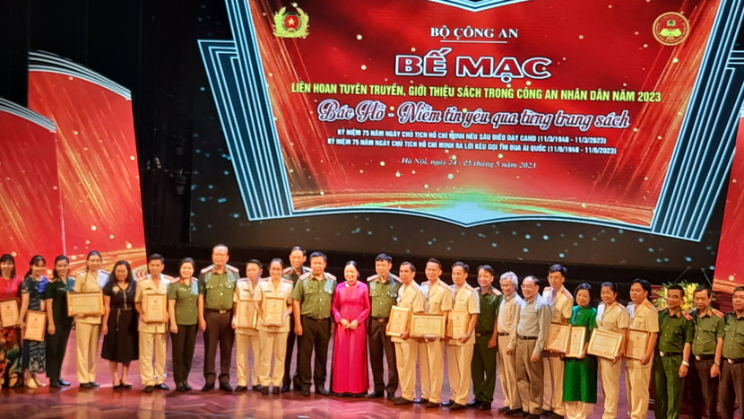 Các đội thi chụp ảnh lưu niệm cùng Ban tổ chức