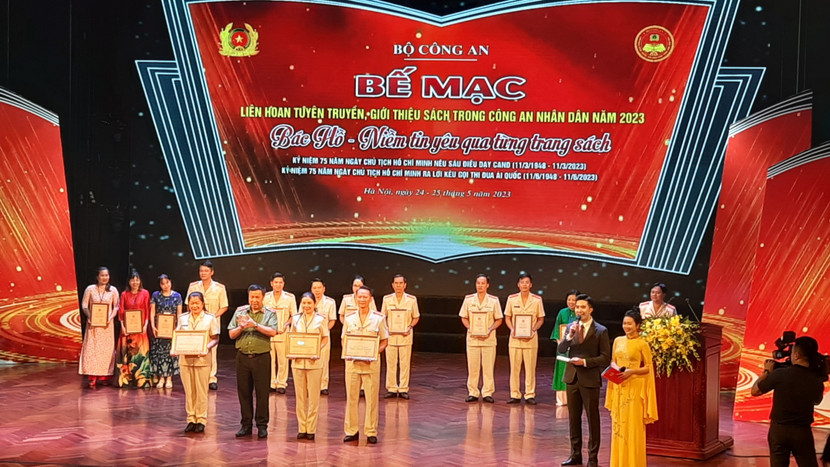 Thiếu tướng, NSND Nguyễn Công Bẩy, Phó Cục trưởng Cục Công tác Đảng và công tác chính trị, Phó Trưởng Ban Tổ chức Liên hoan trao Bằng khen của Bộ Công an cho 3 đội thi đạt giải A.