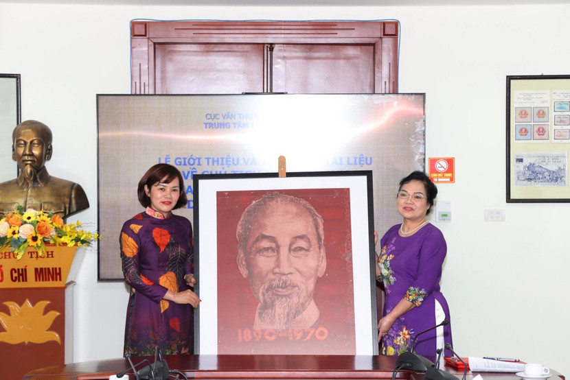 Gia đình cố họa sĩ Bùi Trang Chước trao tặng hiện vật Gia đình cố họa sĩ Bùi Trang Chước trao tặng hiện vật