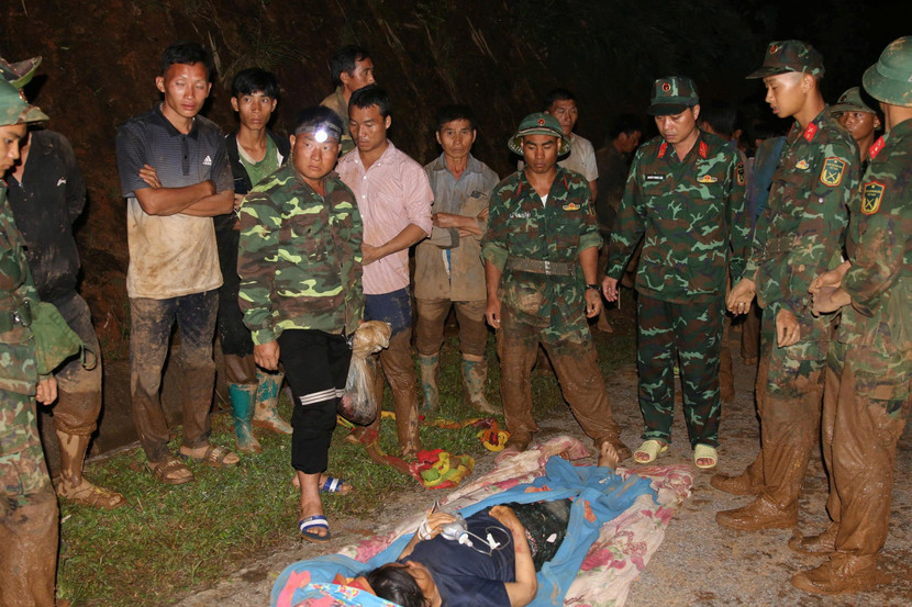 Cán bộ, chiến sĩ Bộ CHQS tỉnh Điện Biên xuyên đêm cáng người cấp cứu bàn giao cho lực lượng y tế