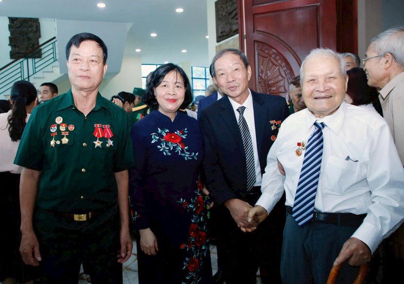 Bí thư Thành ủy Bùi Thị Minh Hoài gặp mặt các đồng chí lão thành cách mạng Bí thư Thành ủy Bùi Thị Minh Hoài gặp mặt các đồng chí lão thành cách mạng