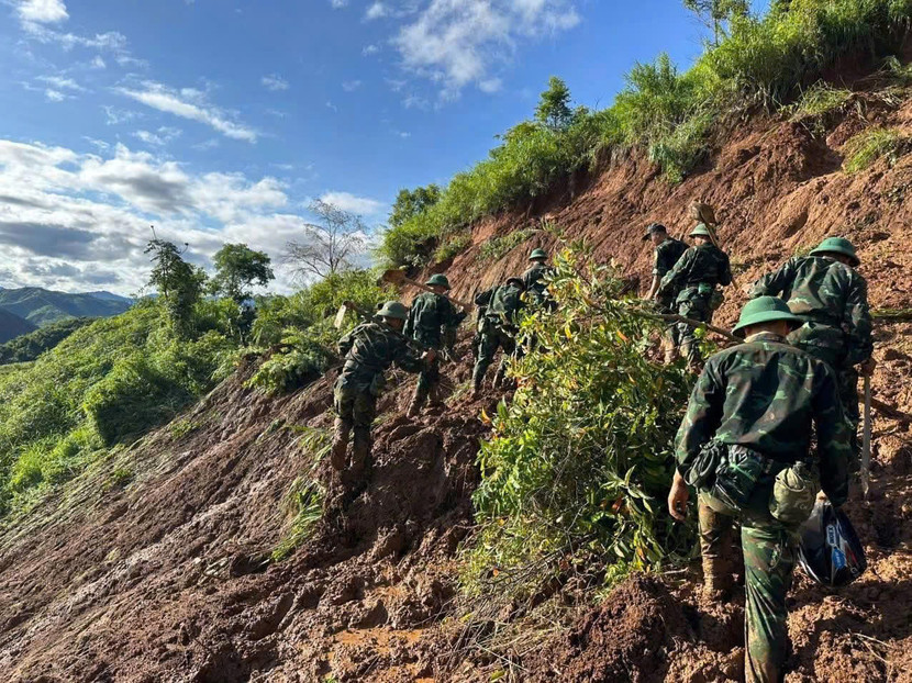 Cán bộ, chiến sĩ tiểu đoàn bộ binh 1, Trung đoàn 741, Bộ CHQS tỉnh Điện Biên hành quân bộ để tiếp cận nơi bị sạt lở xã Tìa Dình