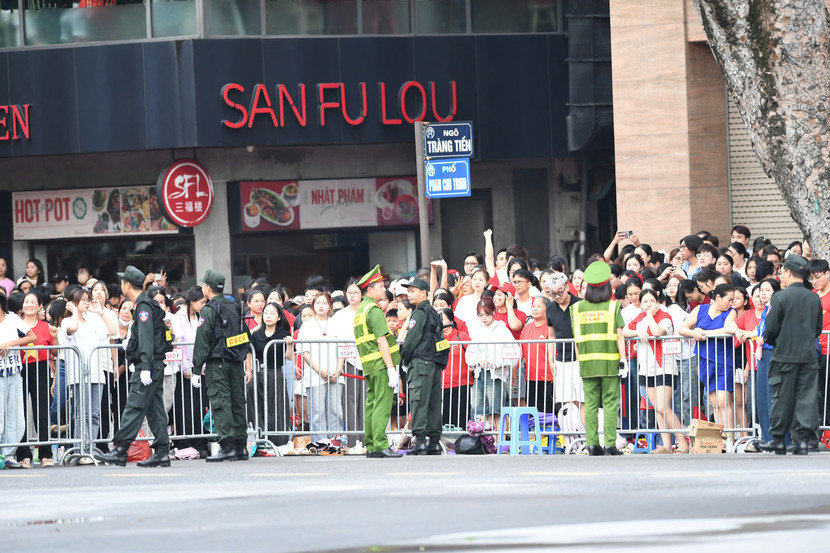 Lực lượng công an hướng dẫn người dân đảm bảo trật tự khi xem diễu binh, diễu hành tại góc phố Tràng Tiền - Phan Chu Trinh Lực lượng công an hướng dẫn người dân đảm bảo trật tự khi xem diễu binh, diễu hành tại góc phố Tràng Tiền - Phan Chu Trinh