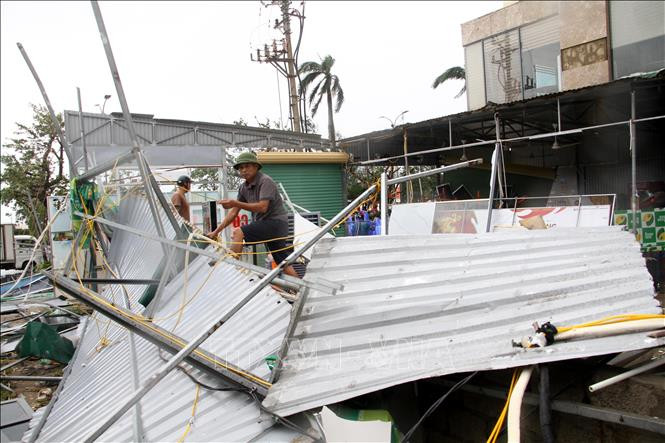 Người dân phường Cửa Lò (Nghệ An) khắc phục hậu quả sau bão số 5 (Ảnh TTXVN)