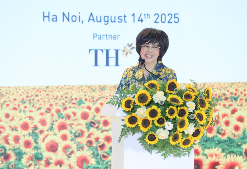 Bà Thái Hương - Nhà sáng lập Tập đoàn TH phát biểu tại hội thảo