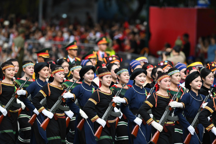 Các khối diễu binh, diễu hành đi qua khu vực Quảng trường Cách mạng tháng Tám, trước Nhà hát lớn Hà Nội Các khối diễu binh, diễu hành đi qua khu vực Quảng trường Cách mạng tháng Tám, trước Nhà hát lớn Hà Nội