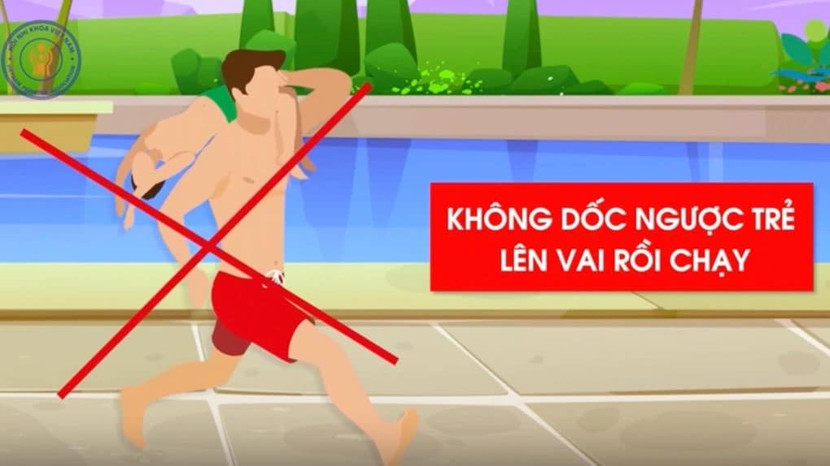 Tuyệt đối không sơ cứu trẻ đuối nước bằng cách dốc ngược trẻ lên vai rồi chạy