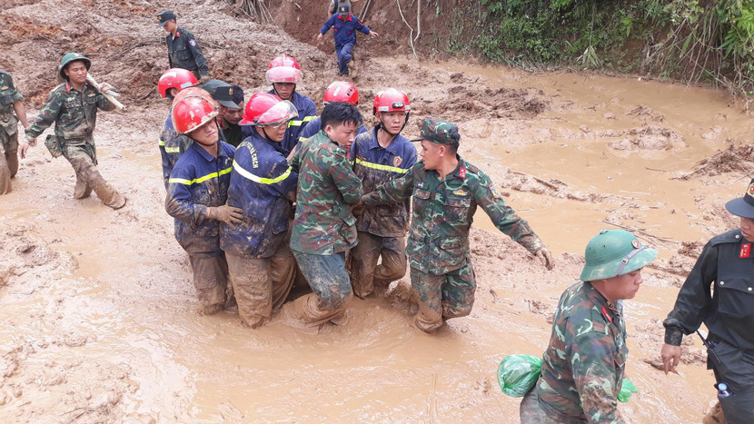 Các lực lượng vũ trang tìm thấy nạn nhân bị lũ cuốn