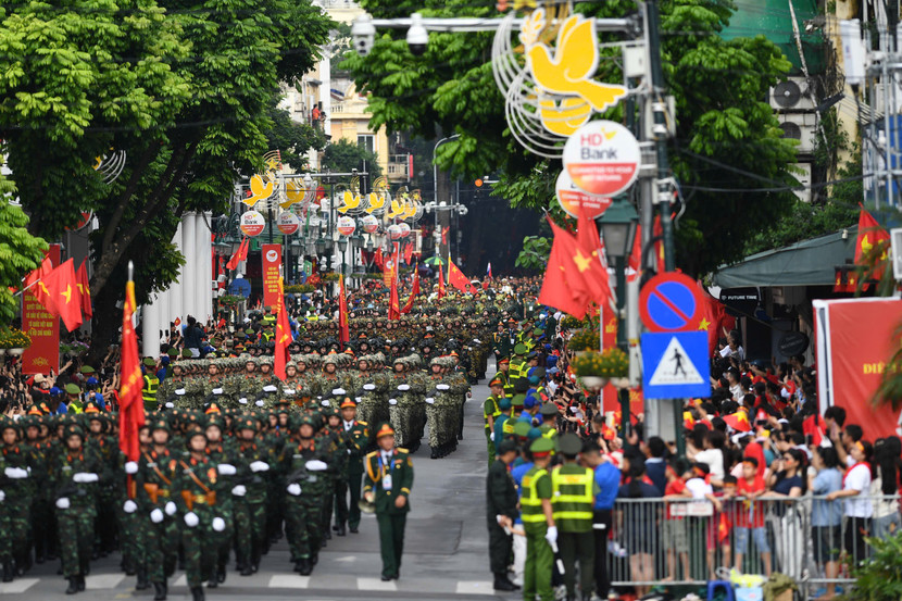 Các khối diễu binh, diễu hành đi qua khu vực Quảng trường Cách mạng tháng Tám, trước Nhà hát lớn Hà Nội Các khối diễu binh, diễu hành đi qua khu vực Quảng trường Cách mạng tháng Tám, trước Nhà hát lớn Hà Nội