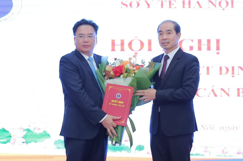 Phó Giám đốc phụ trách Sở Y tế Hà Nội Nguyễn Đình Hưng trao Quyết định cho Giám đốc Bệnh viện Thanh Nhàn Nguyễn Văn Thường