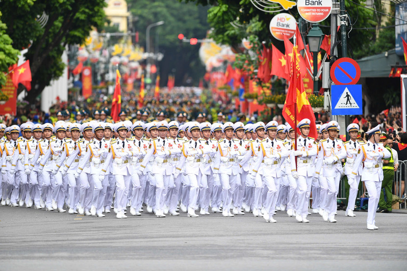Các khối diễu binh, diễu hành đi qua khu vực Quảng trường Cách mạng tháng Tám, trước Nhà hát lớn Hà Nội Các khối diễu binh, diễu hành đi qua khu vực Quảng trường Cách mạng tháng Tám, trước Nhà hát lớn Hà Nội