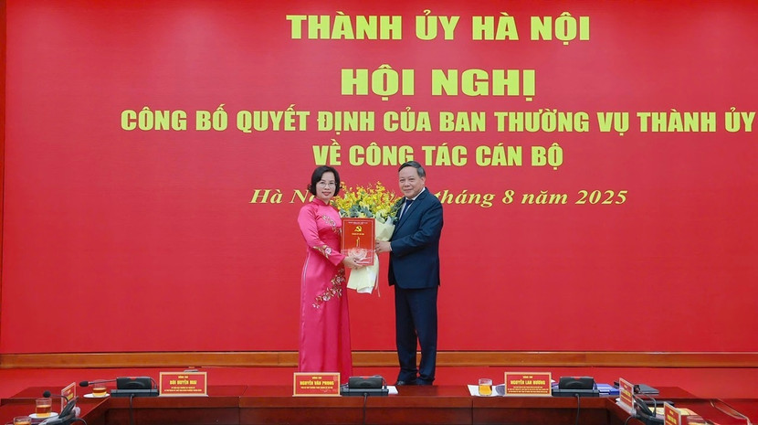Phó Bí thư Thường trực Thành ủy Nguyễn Văn Phong trao quyết định cho đồng chí Bùi Huyền Mai (Ảnh: Nguyễn Quang)