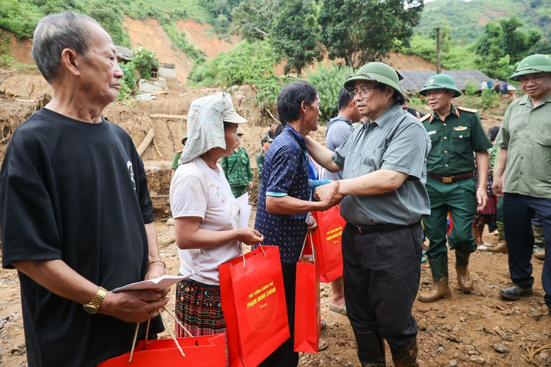 Thủ tướng thăm hỏi, tặng quà động viên người dân vùng bị thiệt hại nặng nề do mưa, lũ, sạt lở tại Điện Biên (Ảnh: VGP)