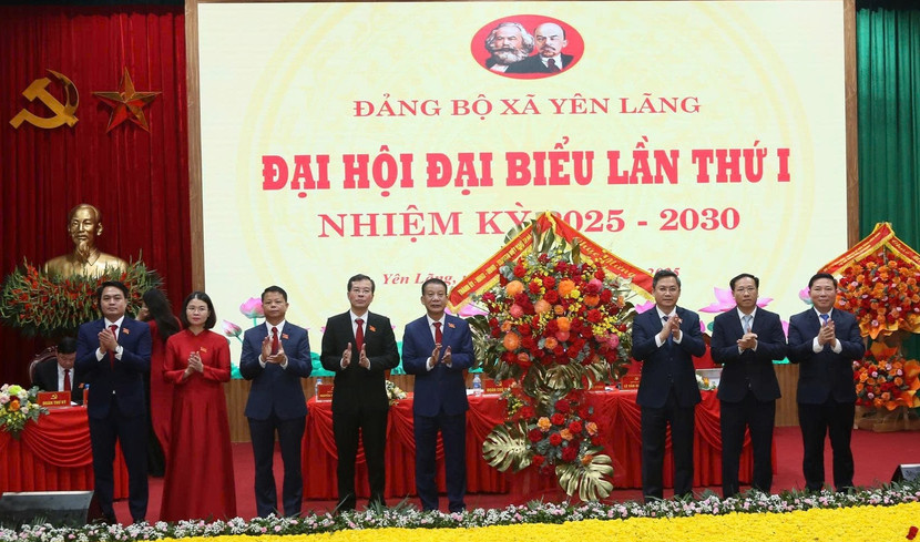 Lãnh đạo thành phố Hà Nội tặng hoa chúc mừng Đại hội (Ảnh: Hoàng Sơn) Lãnh đạo thành phố Hà Nội tặng hoa chúc mừng Đại hội (Ảnh: Hoàng Sơn)