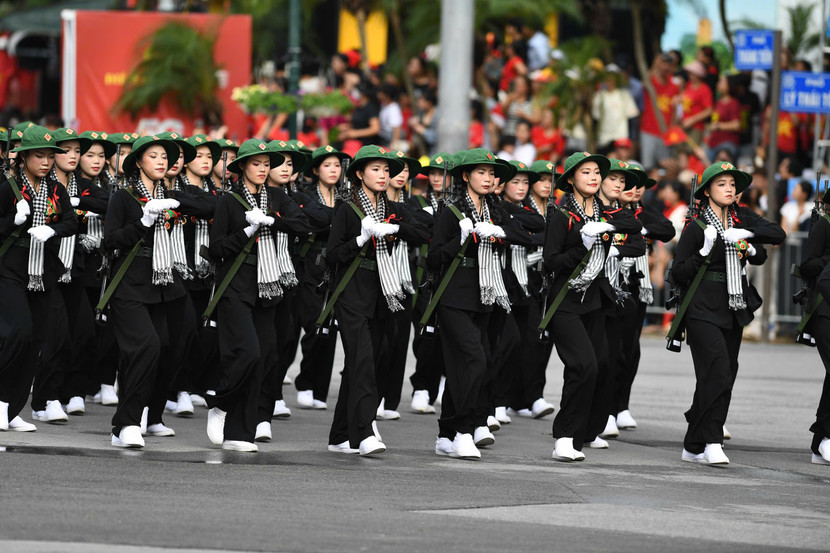Các khối diễu binh, diễu hành đi qua khu vực Quảng trường Cách mạng tháng Tám, trước Nhà hát lớn Hà Nội Các khối diễu binh, diễu hành đi qua khu vực Quảng trường Cách mạng tháng Tám, trước Nhà hát lớn Hà Nội