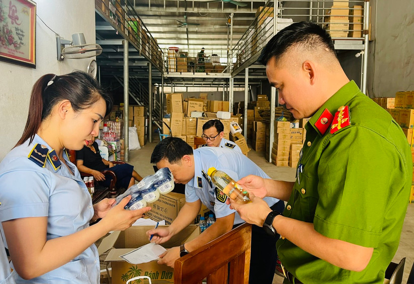 Lực lượng chức năng phát hiện và xử lý nhiều vụ buôn bán mỹ phẩm giả Lực lượng chức năng phát hiện và xử lý nhiều vụ buôn bán mỹ phẩm giả