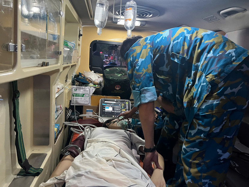 Lực lượng y tế xử lý cấp cứu một người gặp sự cố y tế khi tham gia sự kiện A80 Lực lượng y tế xử lý cấp cứu một người gặp sự cố y tế khi tham gia sự kiện A80