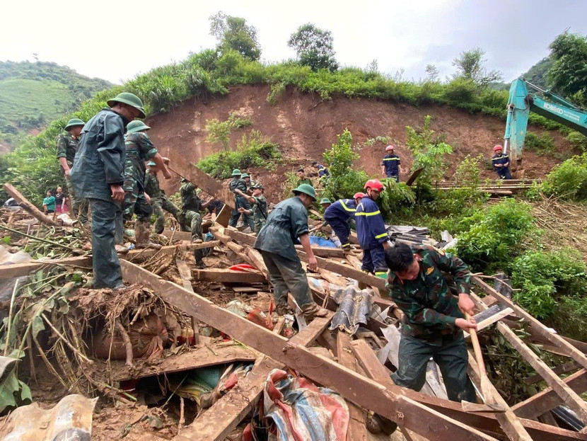 Nhiều ngôi nhà đổ sụp, bị vùi lấp do mưa lũ, sạt lở tại tỉnh Điện Biên