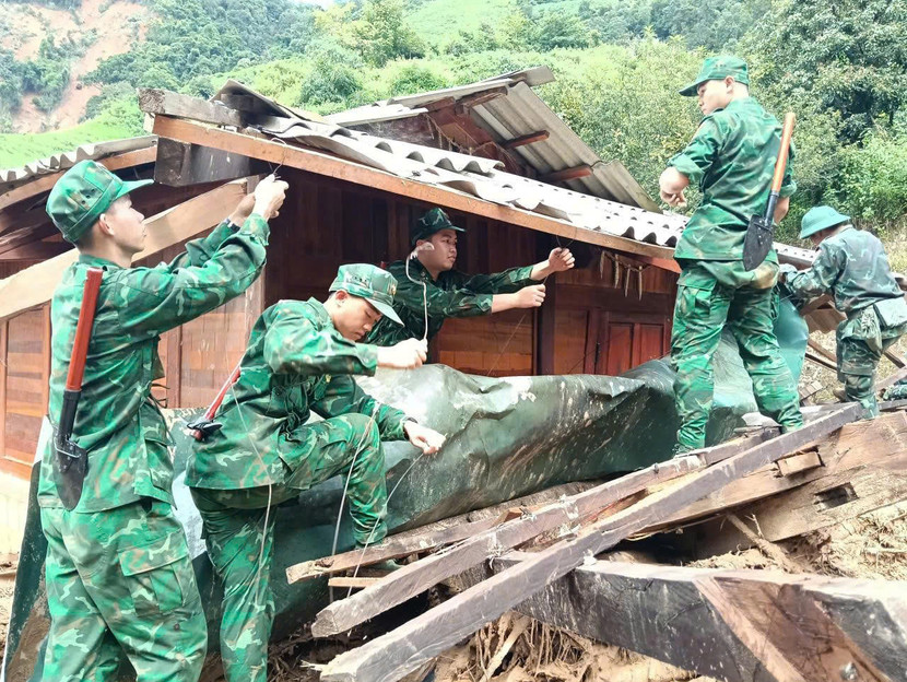 Cán bộ, chiến sĩ tiểu đoàn bộ binh 1, Trung đoàn 741, Bộ CHQS tỉnh Điện Biên giúp nhân dân khắc phục mưa lũ tại xã Na Son, tỉnh Điện Biên