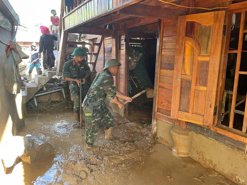 Cán bộ, chiến sĩ tiểu đoàn bộ binh 1, Trung đoàn 741, Bộ CHQS tỉnh Điện Biên giúp nhân dân khắc phục mưa lũ
