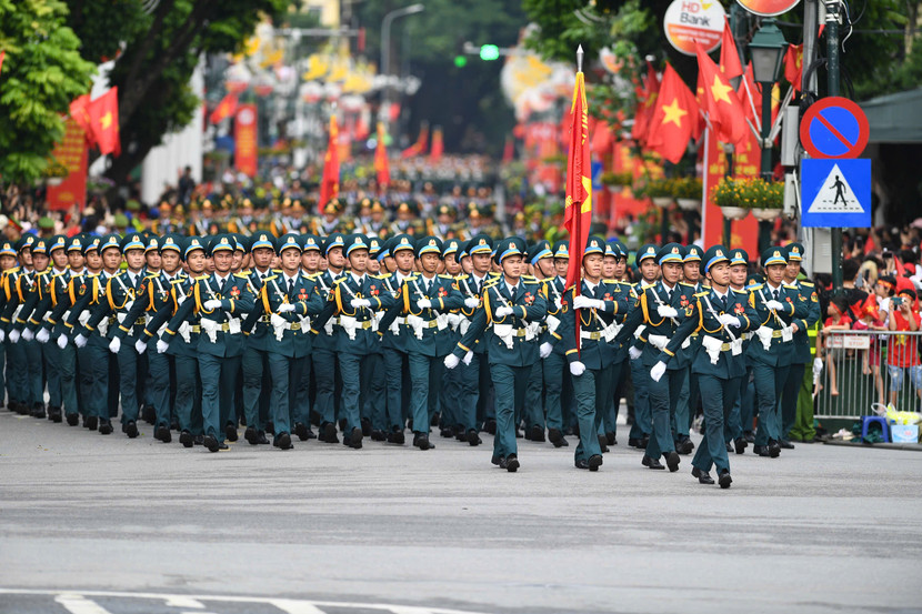Các khối diễu binh, diễu hành đi qua khu vực Quảng trường Cách mạng tháng Tám, trước Nhà hát lớn Hà Nội Các khối diễu binh, diễu hành đi qua khu vực Quảng trường Cách mạng tháng Tám, trước Nhà hát lớn Hà Nội