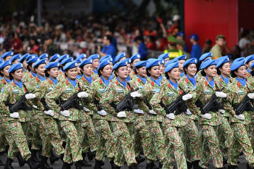 Các khối diễu binh, diễu hành đi qua khu vực Quảng trường Cách mạng tháng Tám, trước Nhà hát lớn Hà Nội Các khối diễu binh, diễu hành đi qua khu vực Quảng trường Cách mạng tháng Tám, trước Nhà hát lớn Hà Nội