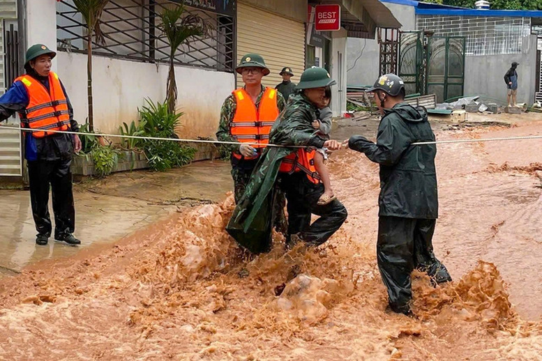Lực lượng chức năng đưa người dân ra khỏi vùng nguy hiểm ở Điện Biên