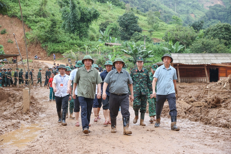 Thủ tướng đến vùng bị thiệt hại nặng nề do mưa, lũ, sạt lở tại Điện Biên (Ảnh: VGP)