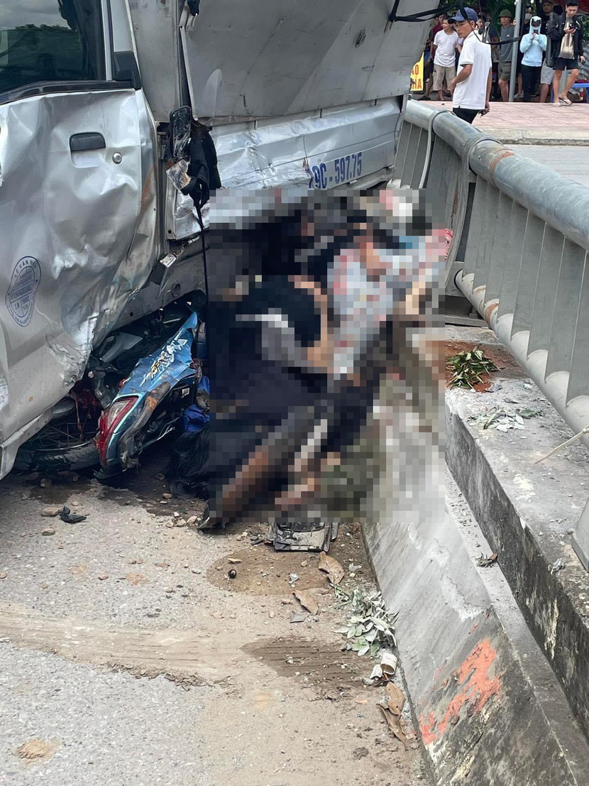 Chiếc xe máy bị ép vào thành cầu khiến 4 mẹ con chị H. tử vong tại chỗ