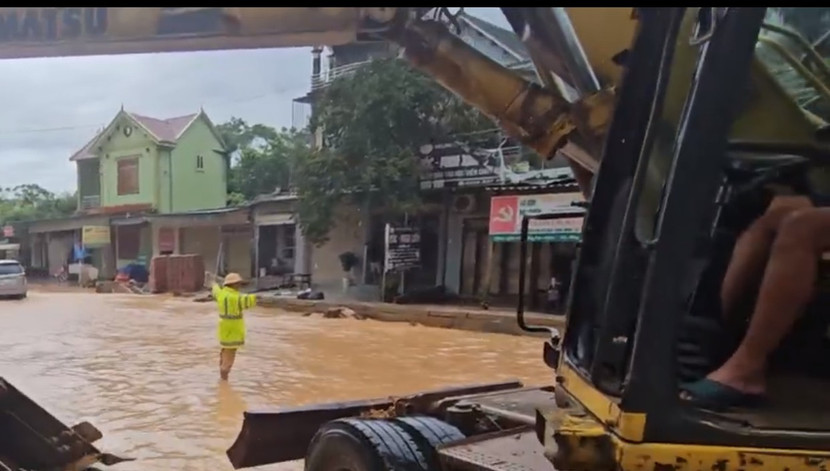 Cán bộ chiến sĩ phân luồng hỗ trợ người dân qua đoạn ngập úng Cán bộ chiến sĩ phân luồng hỗ trợ người dân qua đoạn ngập úng