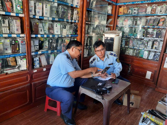 Lực lượng QLTT kiểm tra 1 cơ sở kinh doanh hàng hóa