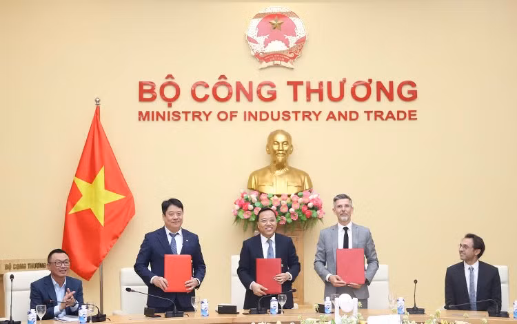 Lãnh đạo Bộ Công Thương, Tập đoàn Điện lực Việt Nam, Công ty TNHH Năng lượng Mê Kông ký biên bản bàn giao và tiếp nhận Nhà máy điện BOT Phú Mỹ 2.2