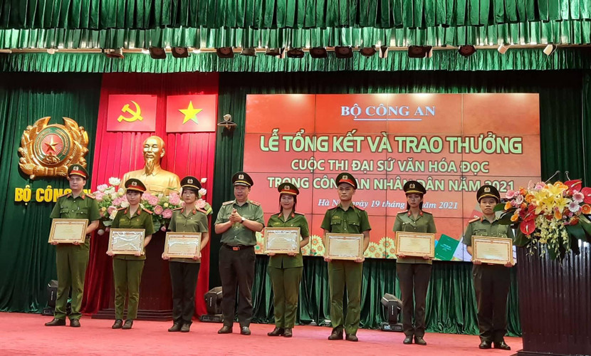 Thiếu tướng Nguyễn Công Bẩy, Phó Cục trưởng Cục Công tác Đảng và công tác chính trị trao giải A cho các tác giả đoạt giải Thiếu tướng Nguyễn Công Bẩy, Phó Cục trưởng Cục Công tác Đảng và công tác chính trị trao giải A cho các tác giả đoạt giải