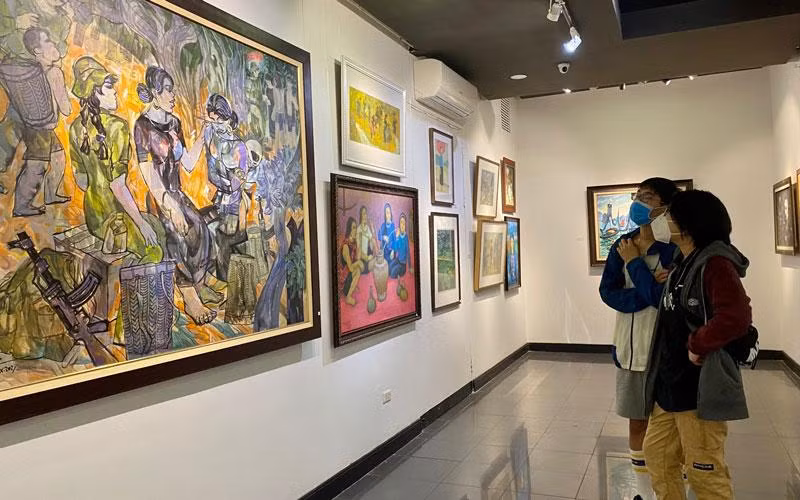 Khách tham quan triển lãm