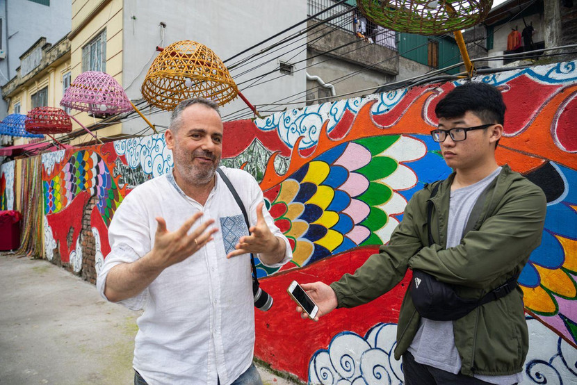 Chula trả lời phỏng vấn khi tham gia dự án nghệ thuật Phúc Tân