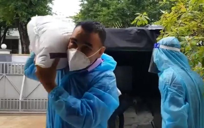 Nghệ sĩ Quyền Linh tham gia giúp đỡ người dân vùng dịch