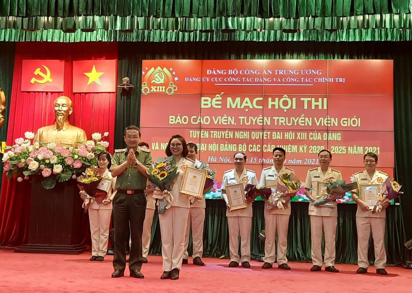 Trung tướng Nguyễn Ngọc Toàn, Cục trưởng Cục Công tác Đảng và công tác chính trị trao giải Đặc biệt cho Thiếu tá Đỗ Thị Mỹ Ngọc