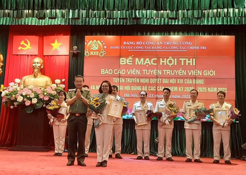 Trung tướng Nguyễn Ngọc Toàn, Cục trưởng Cục Công tác Đảng và công tác chính trị trao giải Đặc biệt cho Thiếu tá Đỗ Thị Mỹ Ngọc